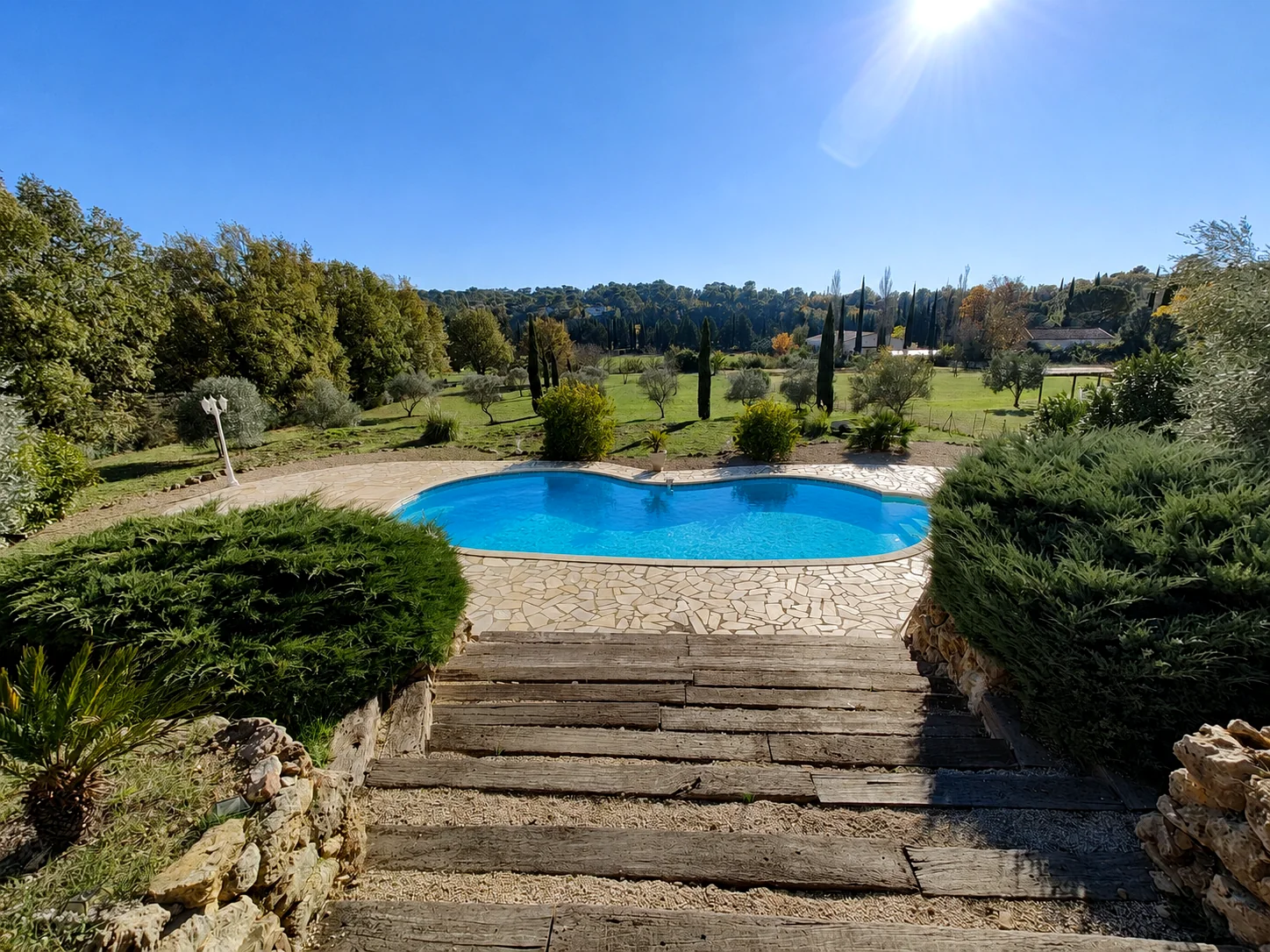 Piscina e giardino paesaggistico con vista panoramica a Lorgues